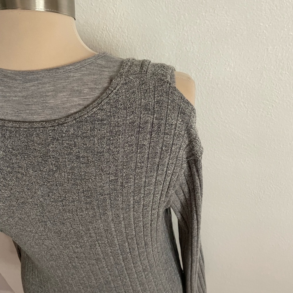Gray Cold Shoulder Ribbed Sweater Size Small - Picture 4 of 6